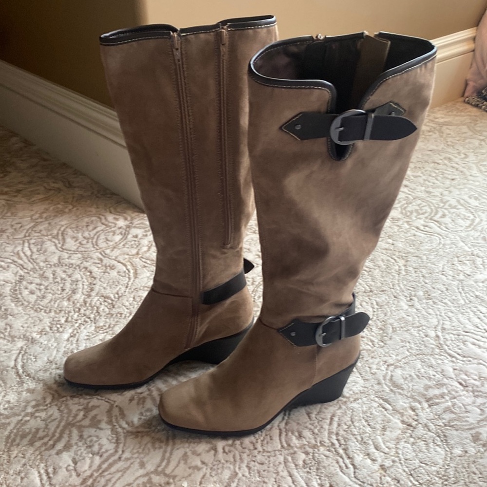 Aerosol boots for women size 8.5